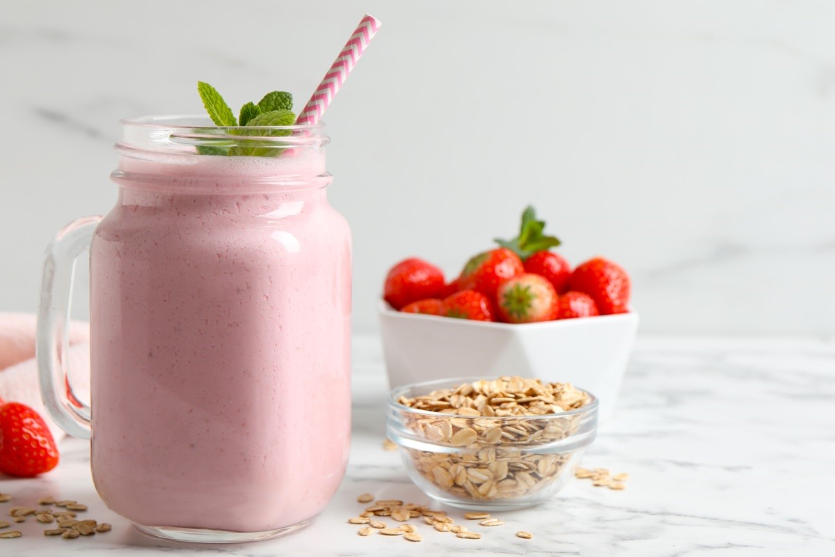 vegan-strawberry-oatmeal-smoothie-recipe