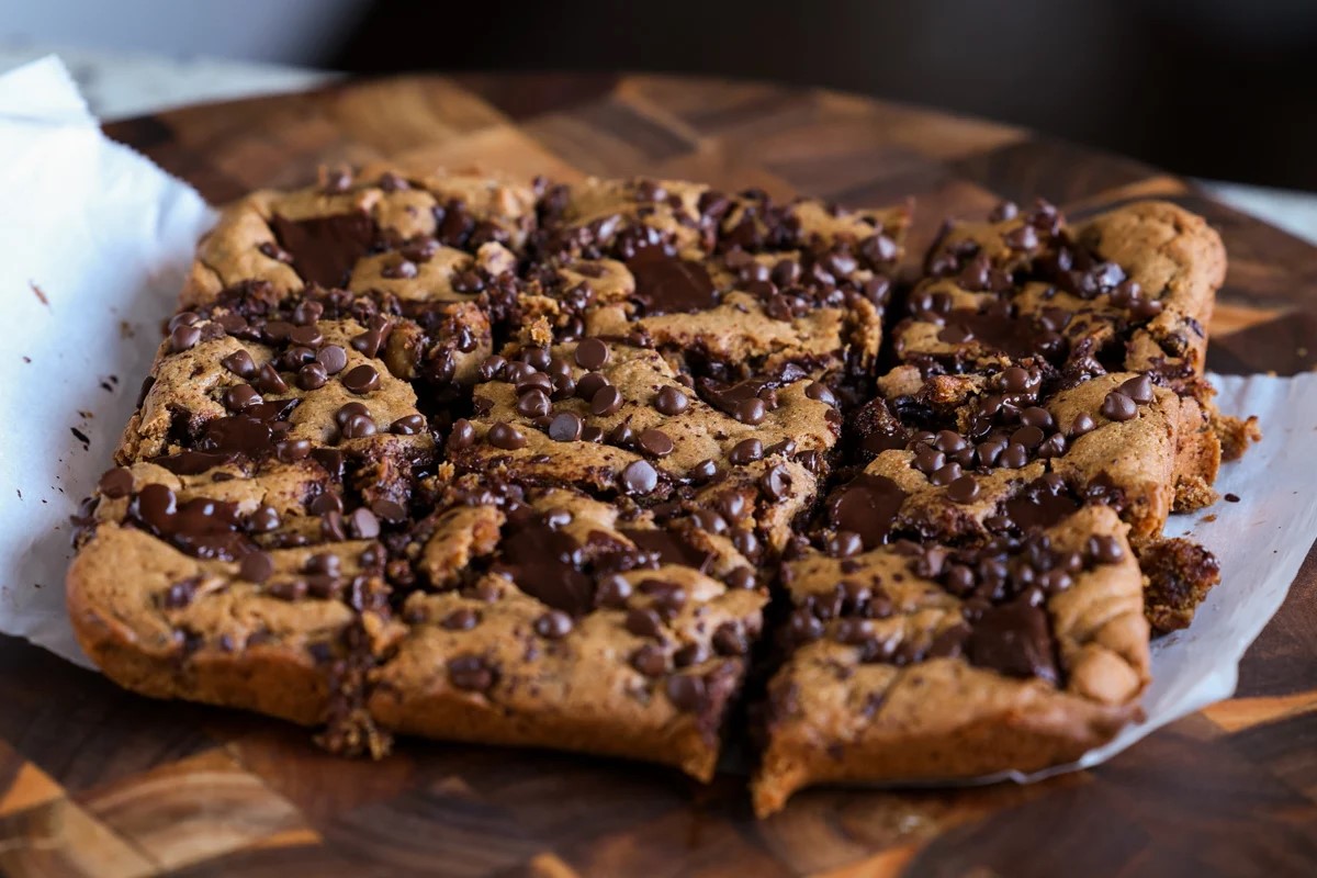 almond-butter-chocolate-chip-blondies-recipe