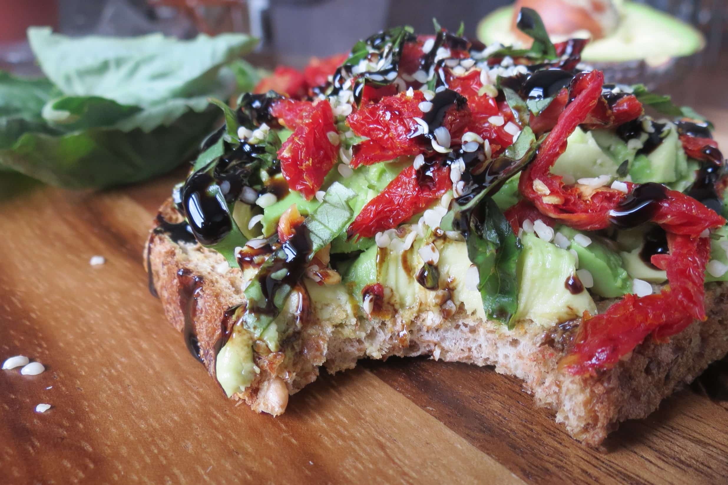 avocado-sun-dried-tomato-toast-recipe