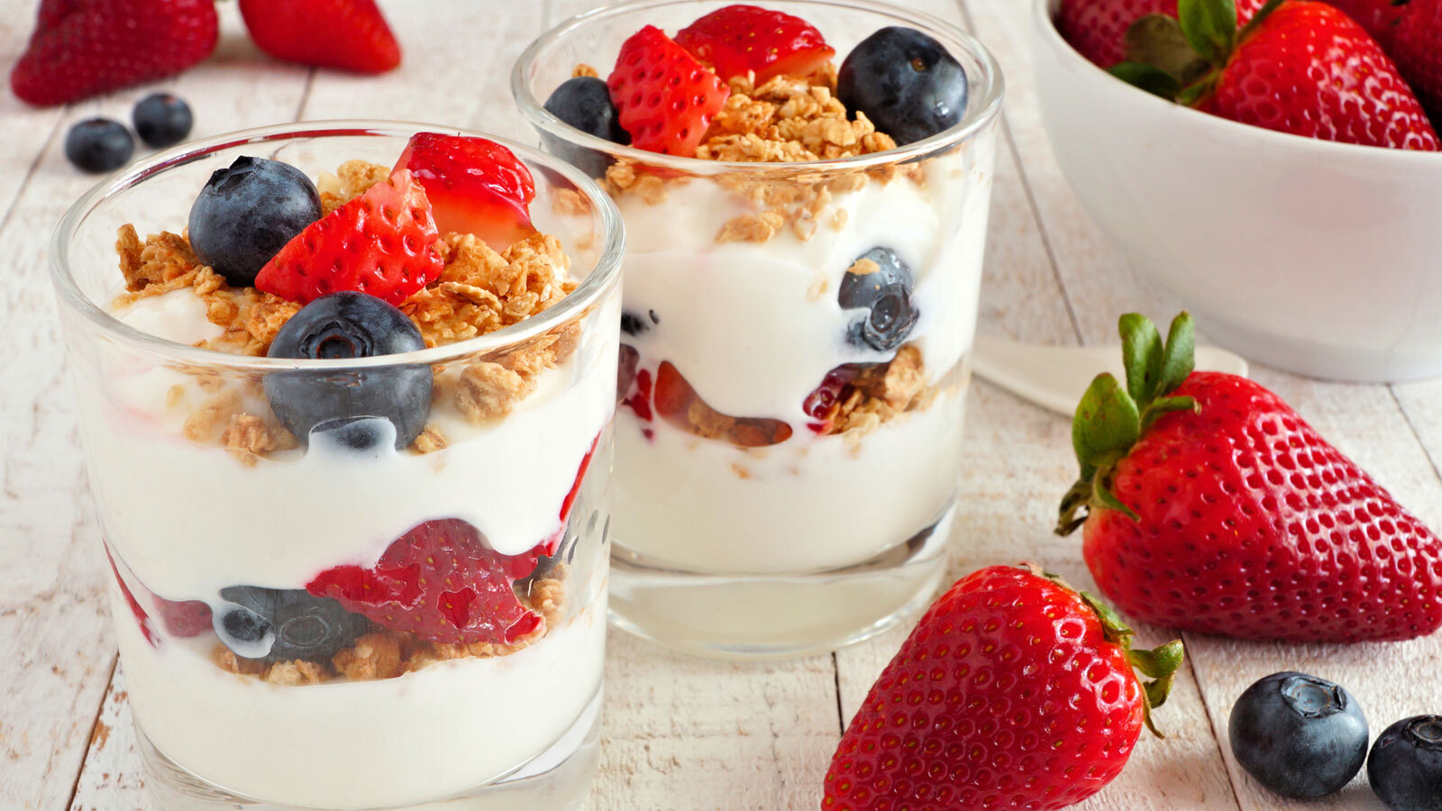 greek-yogurt-parfait-recipe-with-fresh-berries