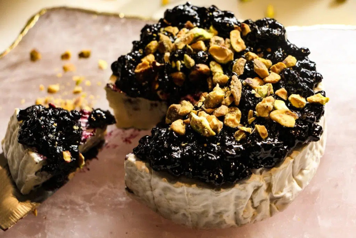 blueberry-almond-baked-brie-recipe